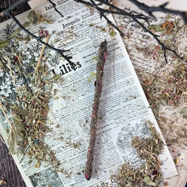 Чорна воскова свічка з трояндою та полином 20 см Чорна воскова свічка з трояндою та полином 20 см