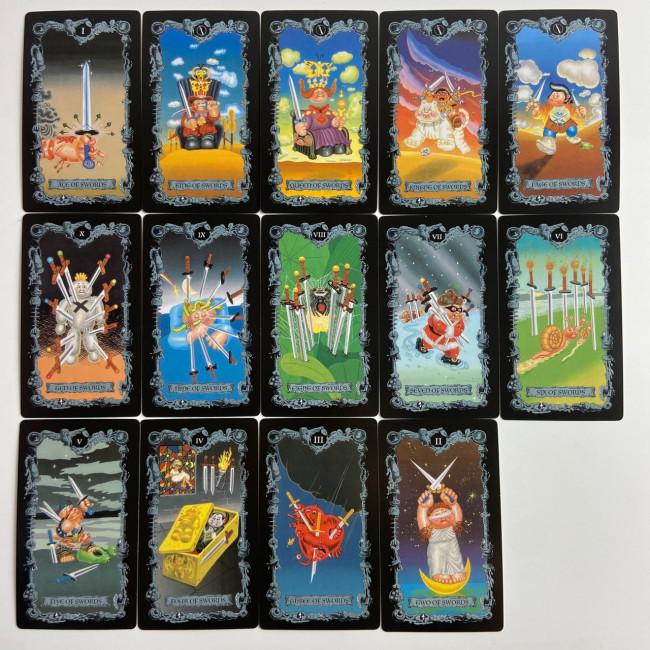 Карти Таро - Діти зі Сміттєвого Відра, зменшена (Garbage Pail Kids Tarot) Карти Таро - Діти зі Сміттєвого Відра, зменшена (Garbage Pail Kids Tarot)