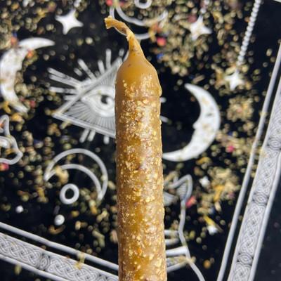 Желтая маканая восковая свеча с чертополохом, 18 см