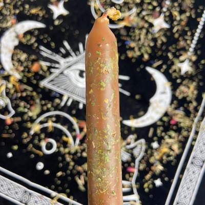 Желтая маканая восковая свеча с дудочником, 18 см