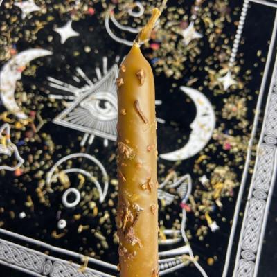 Желтая маканая восковая свеча с сиренью, 18 см